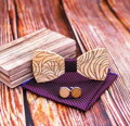 Dřevěný motýlek s kapesníčkem a manžetovými knoflíčky T264-C1