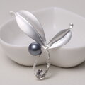 Brož lístky s perlou Z0019 Silver