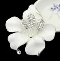 Brož White Flower