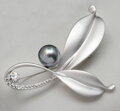 Brož lístky s perlou Z0019 Silver