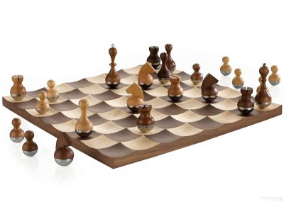 Umbra Šachy WOBBLE 38x38 cm, figurky se kývají