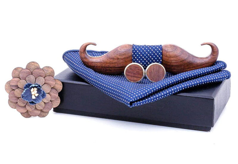 Dřevěný motýlek s knoflíčky, kapesníčkem a broží Miranda M314-F Dřevěný motýlek s knoflíčky, kapesníčkem a broží Miranda M314-F
